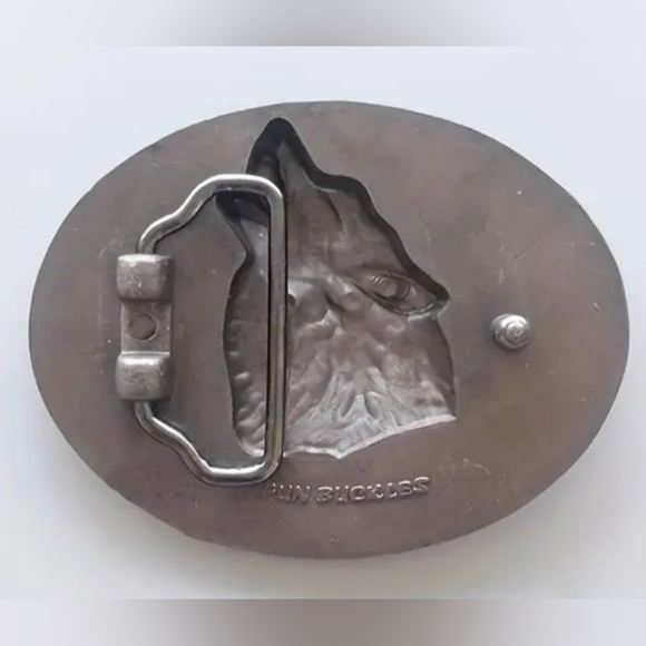 Wolf Howling at moon Feathers Belt buckle - Picture 3 of 3